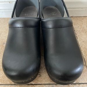Good used condition dansko nursing clogs size 38 (7-7.5)